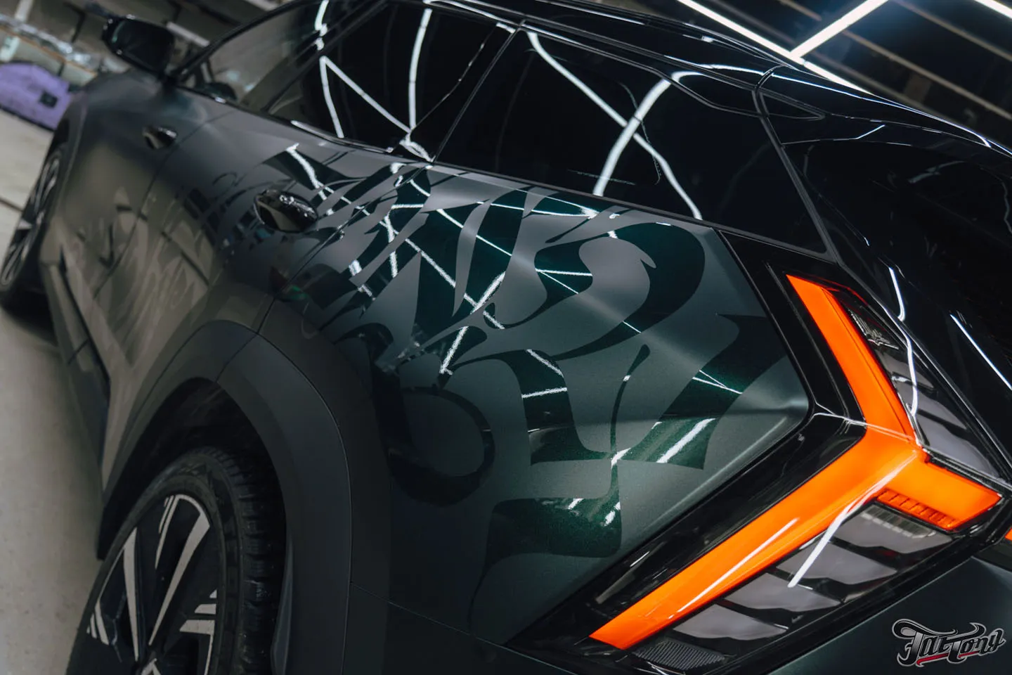 Подарок для будущей супруги: оклеили Geely Atlas матовым винилом, переднюю часть забронировали полиуретаном, добавили глянцевые наклейки + защита глянца в салоне, керамика пленки и кожи